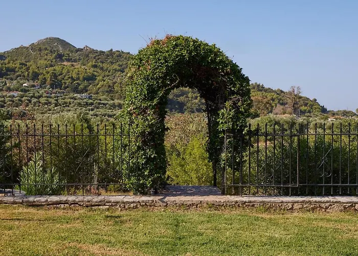 Modern Retreat Near Ancient Olympia And Sandy Apartament